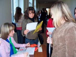 Екатерина Доронина (стоит в центре) регистрируется для выступления на научной конференции