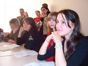 Екатерина Доронина (сидит третья справа) на научной конференции